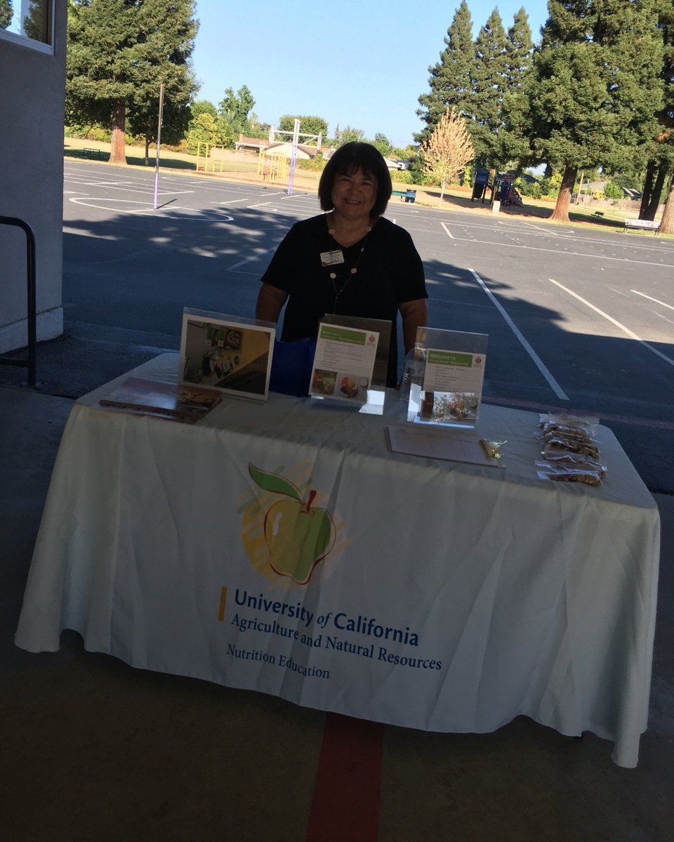 King Avenue
Thank you to all of our wonderful community outreach programs for being a part of King Avenue Schools Back to School Night! It was a great success and our families loved seeing you there.