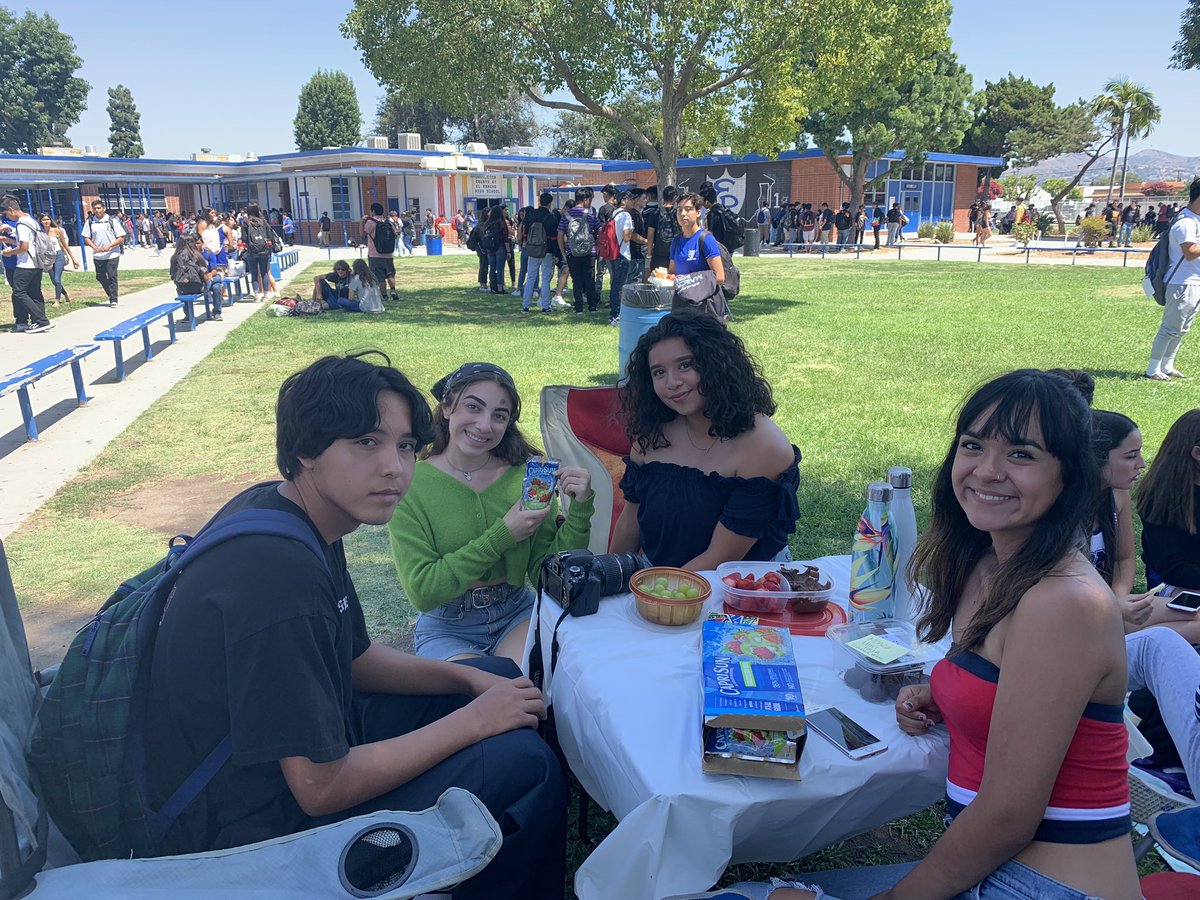 elrodeonews's tweet photo. Dons enjoying lunch on the lawn!  🥪💙 https://t.co/Nj87572sqx