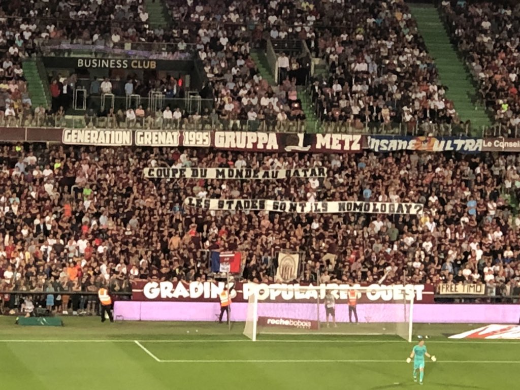 UltrasMadeinFR's tweet photo. Metz - Paris SG (30/08/2019) "Coupe du monde au Qatar : le stades sont-ils homologay ?" #FCMPSG https://t.co/488VD2tPBR