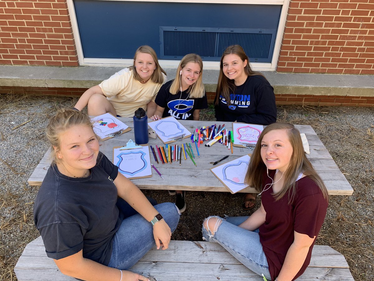 ms_rlangdon's tweet photo. Headed outside with my Future Teachers group today to enjoy this flawless weather while we sketched out the characteristics we want to have as teachers and leaders in our communities! #FTNC #CometsALLin #FirstWeekFeels https://t.co/I2dVDN6xHg