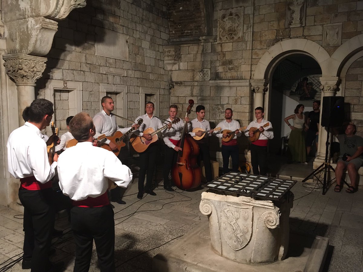 GalicIvo's tweet photo. Koncert “Ispratimo ljeto glazbom” u Kneževu dvoru, Trogir. Nastupali su članovi udruge “Glazbene niti ljubavi” iz Splita, KUU “Andrija Matijaš Pauk” iz Marine, Mirja Biočić, te Zoran Savić. 🎼🎹🎸🎤 https://t.co/FDKDoP3zVo