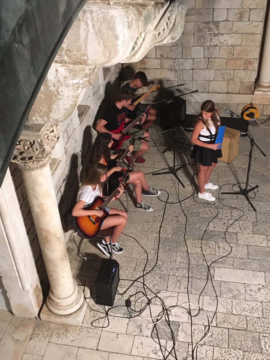 GalicIvo's tweet photo. Koncert “Ispratimo ljeto glazbom” u Kneževu dvoru, Trogir. Nastupali su članovi udruge “Glazbene niti ljubavi” iz Splita, KUU “Andrija Matijaš Pauk” iz Marine, Mirja Biočić, te Zoran Savić. 🎼🎹🎸🎤 https://t.co/FDKDoP3zVo