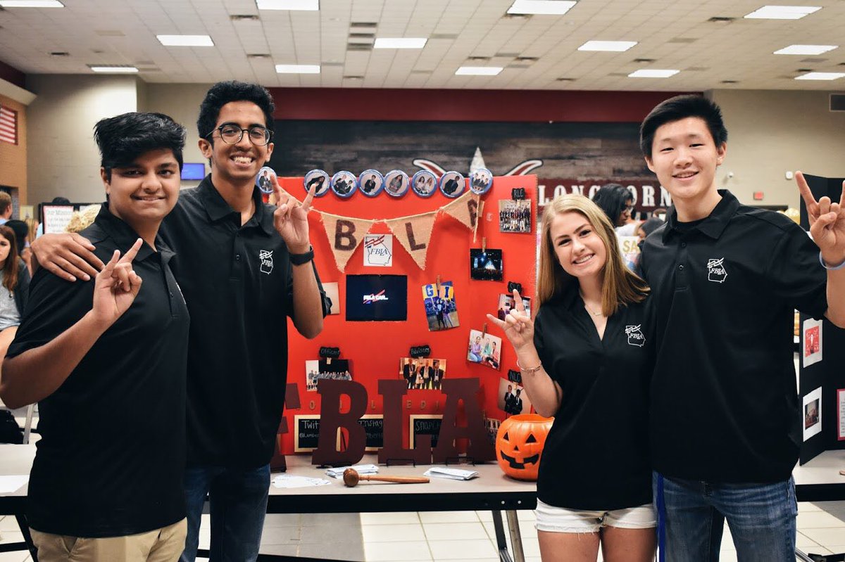 LambertFBLA's tweet photo. great club rush at lambert!! we got to introduce FBLA to so many new students!! #GAFBLACOY #GeorgiaFBLACOY https://t.co/rKbe23iWNt