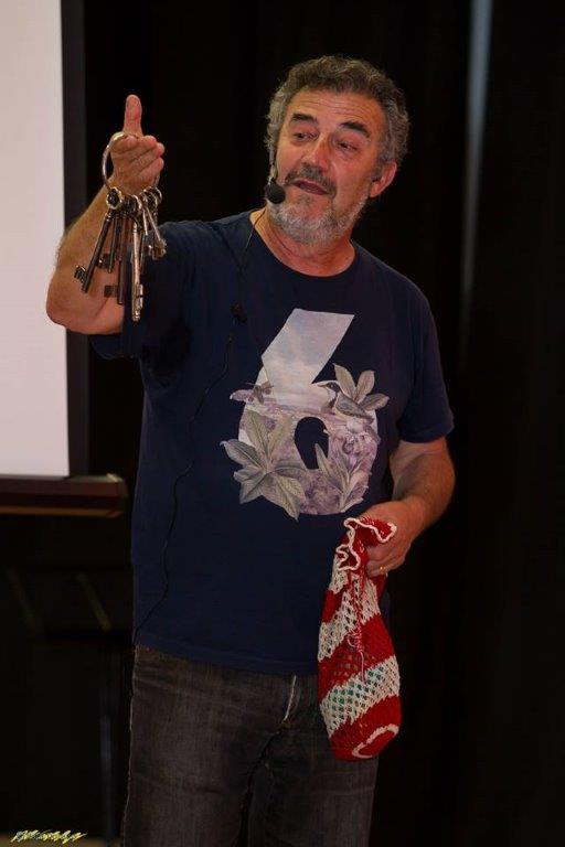 ElTempirdElx's tweet photo. Gran narrador de rondalles, mestre d'endevinalles i cançons... i sobretot un professional de l'emoció i de la paraula. Ha mort Llorenç Giménez, el contacontes. Hui ens sentim més orfes de les seues històries plenes de màgia, humor i ironia. El nostre condol a familiars i amics. https://t.co/BNeEOxfOdM