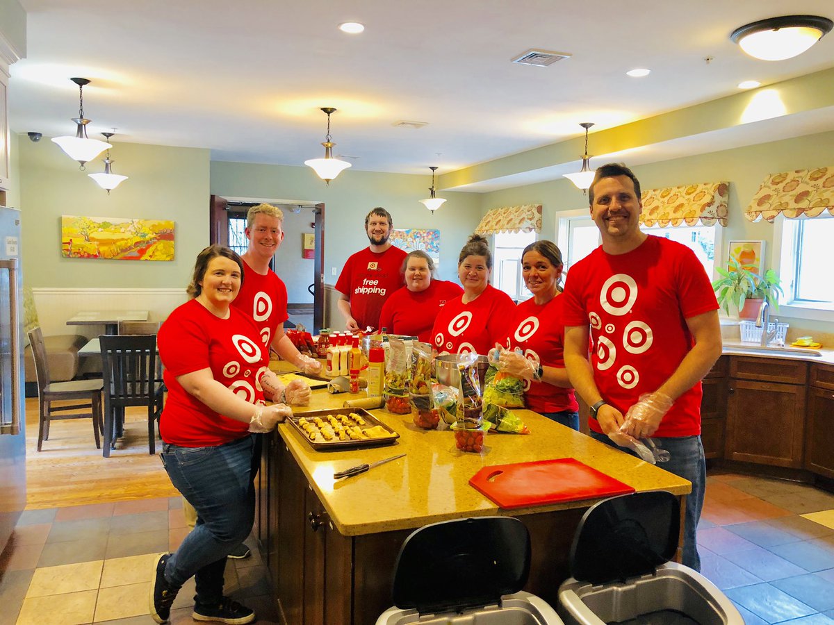 Mazzack311's tweet photo. T1830 had a great time cooking dinner for the families at the Ronald McDonald House in Albany! Chicken Fajitas! Yum! #targetvolunteers #ronaldmcdonaldhouse @flintben1 @tgtsamnader https://t.co/EJPs9JxSAf