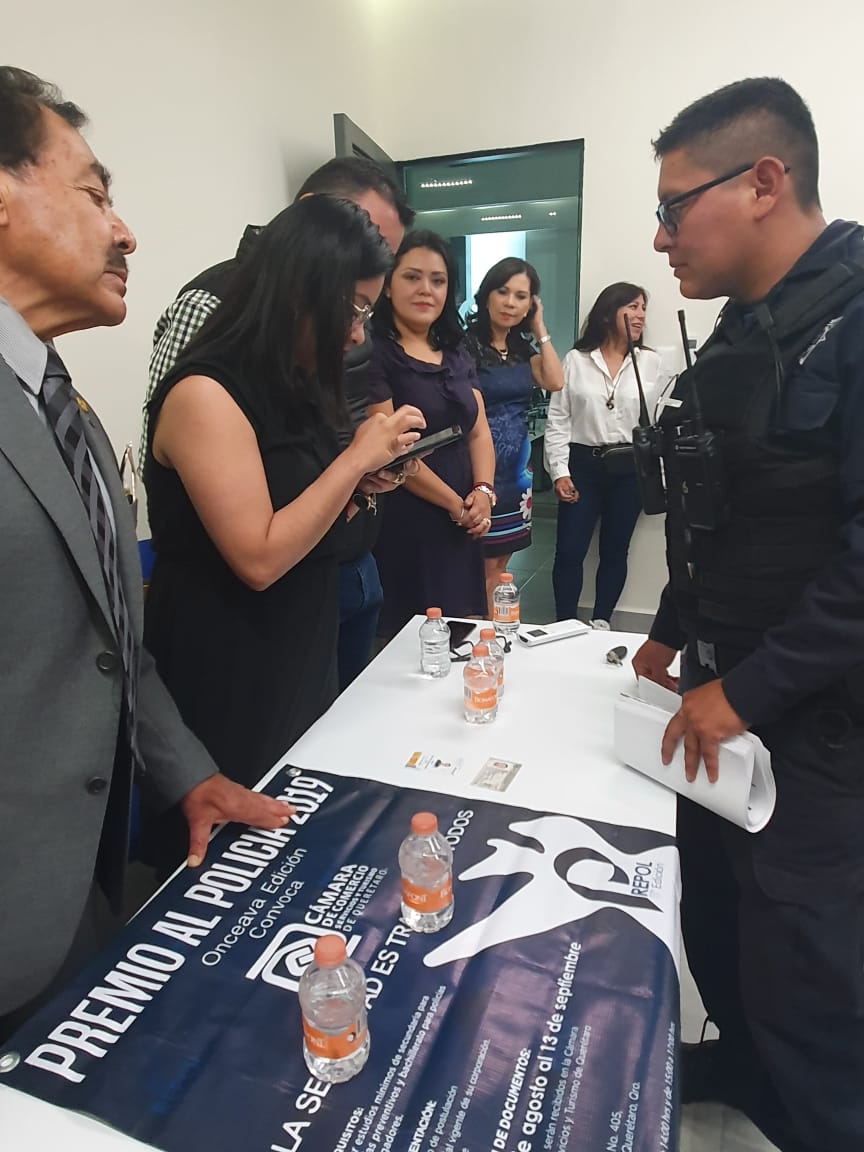 SSPyTMElMarques's tweet photo. Representantes de la Cámara Nacional de Comercio y Servicios Turísticos (CANACO), se reunieron con elementos de la #SSPyTMElMarqués para invitarlos a participar dentro de la 11a edición del Premio al Policía del año #PREPOL 2019. https://t.co/h1QPokVIQb