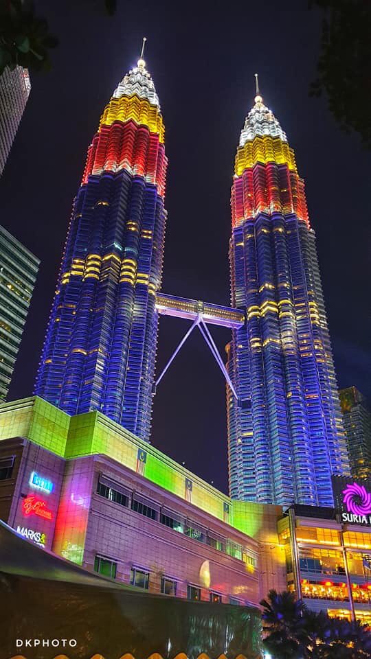 KLCC berubah warna for merdeka..  Its so beautiful..  
#happyindependenceday
#SayaAnakMalaysia
Photo credit to #dkphoto