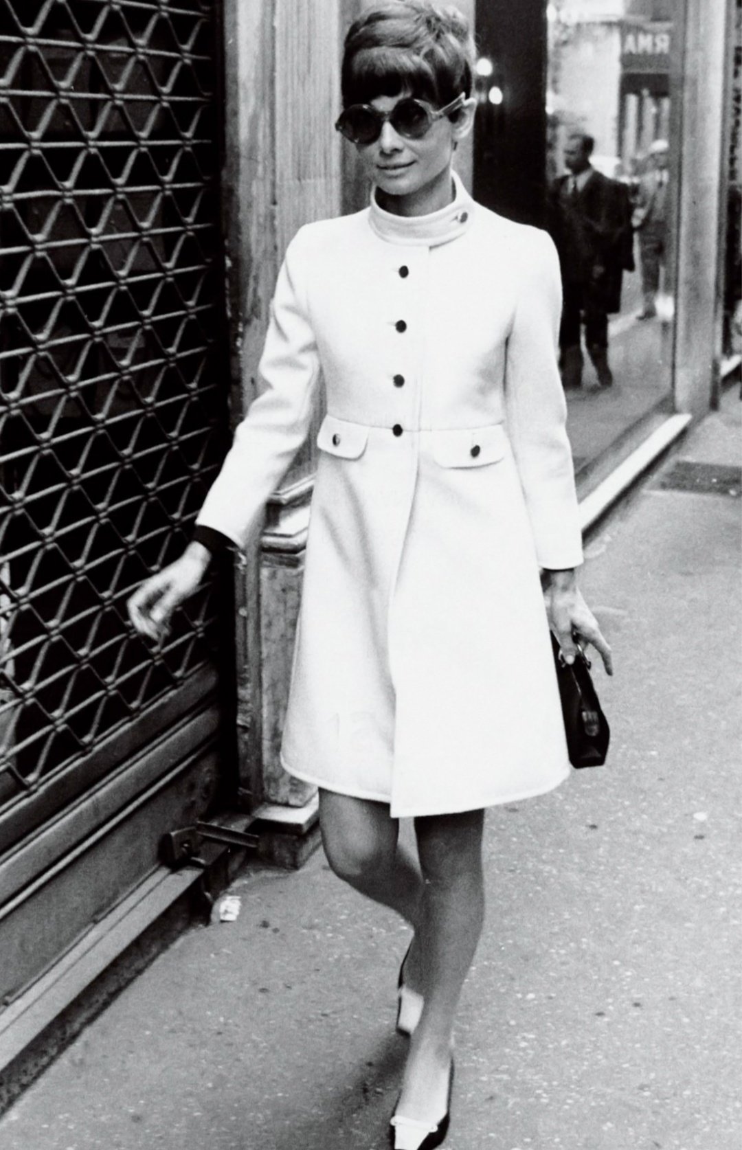 X 上的best of audrey hepburn：「audrey hepburn photographed by elio sorci in  rome, july 1968. she was wearing oliver goldsmith sunglasses, a rose bertin  coat, a gucci handbag and rené mancini (for