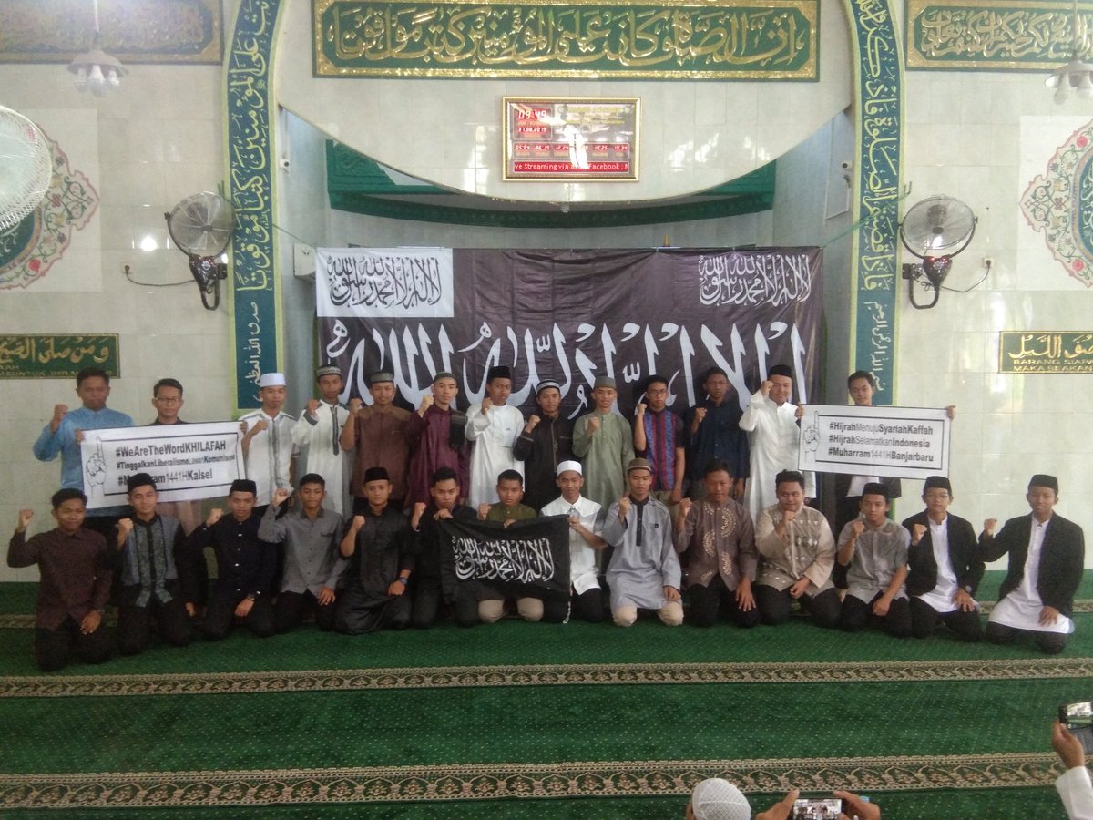 DihnoeCapulet's tweet photo. #HijrahMenujuSyariahKaffah
#HijrahSelamatkanIndonesia
#TinggalkanLiberalismeLawanKomunisme
#WeAreTheWorldKHILAFAH
#Muharram1441HBanjarbaru https://t.co/sRdRcYsSOJ