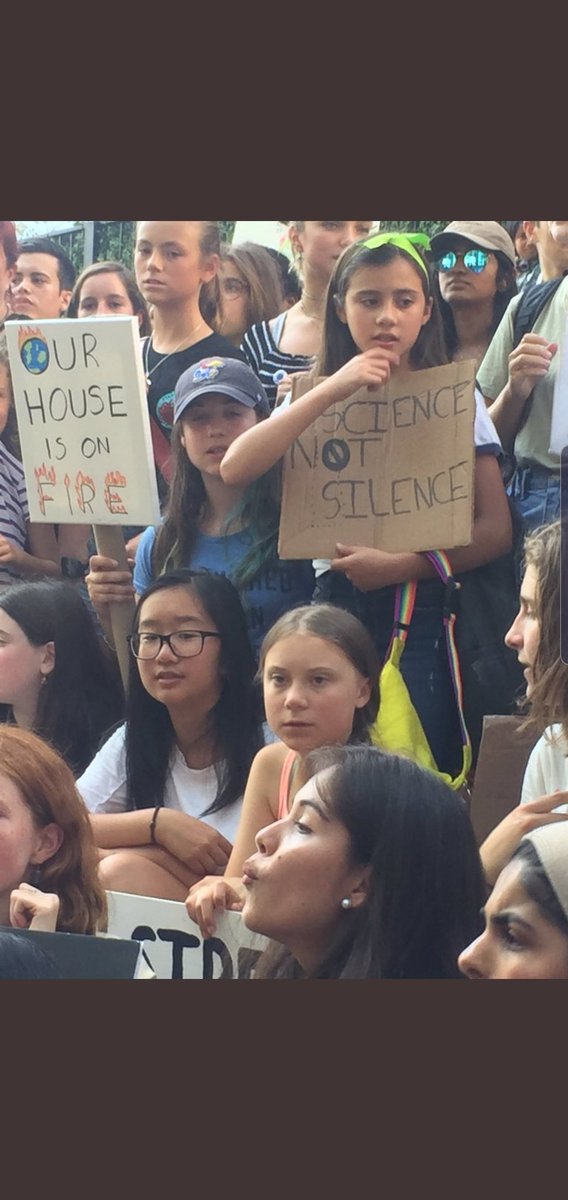 carolaurrejola's tweet image. Literalmente se pitearon el planeta. Hoy les molesta que una adolescente quiera cambiar el mundo. Y soslayan el enorme impacto que ese ejemplo provoca en sus hijos y nietos. #elmundoalrevés #whenyougonnalearn foto de @pazgonzalezm