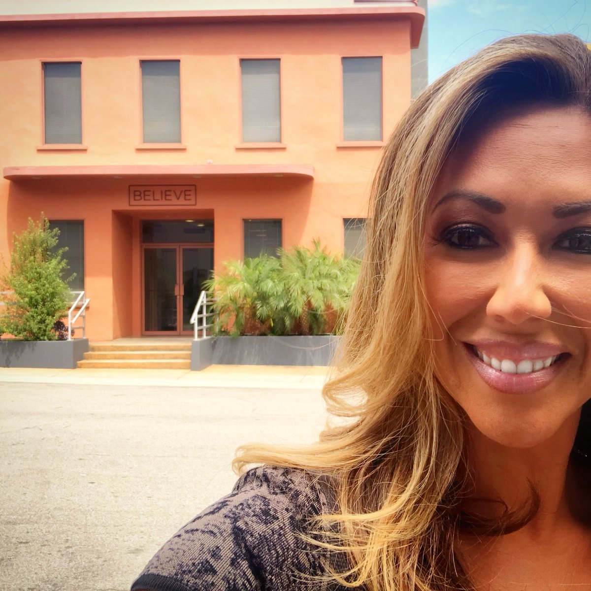 janjeffcoat's tweet photo. On Location 🎬 and ready for the long holiday weekend... #sunsetgower #thatsawrap #labordayweekend #filmmaking #fridaymood #hollywood https://t.co/WhQNGqedBz