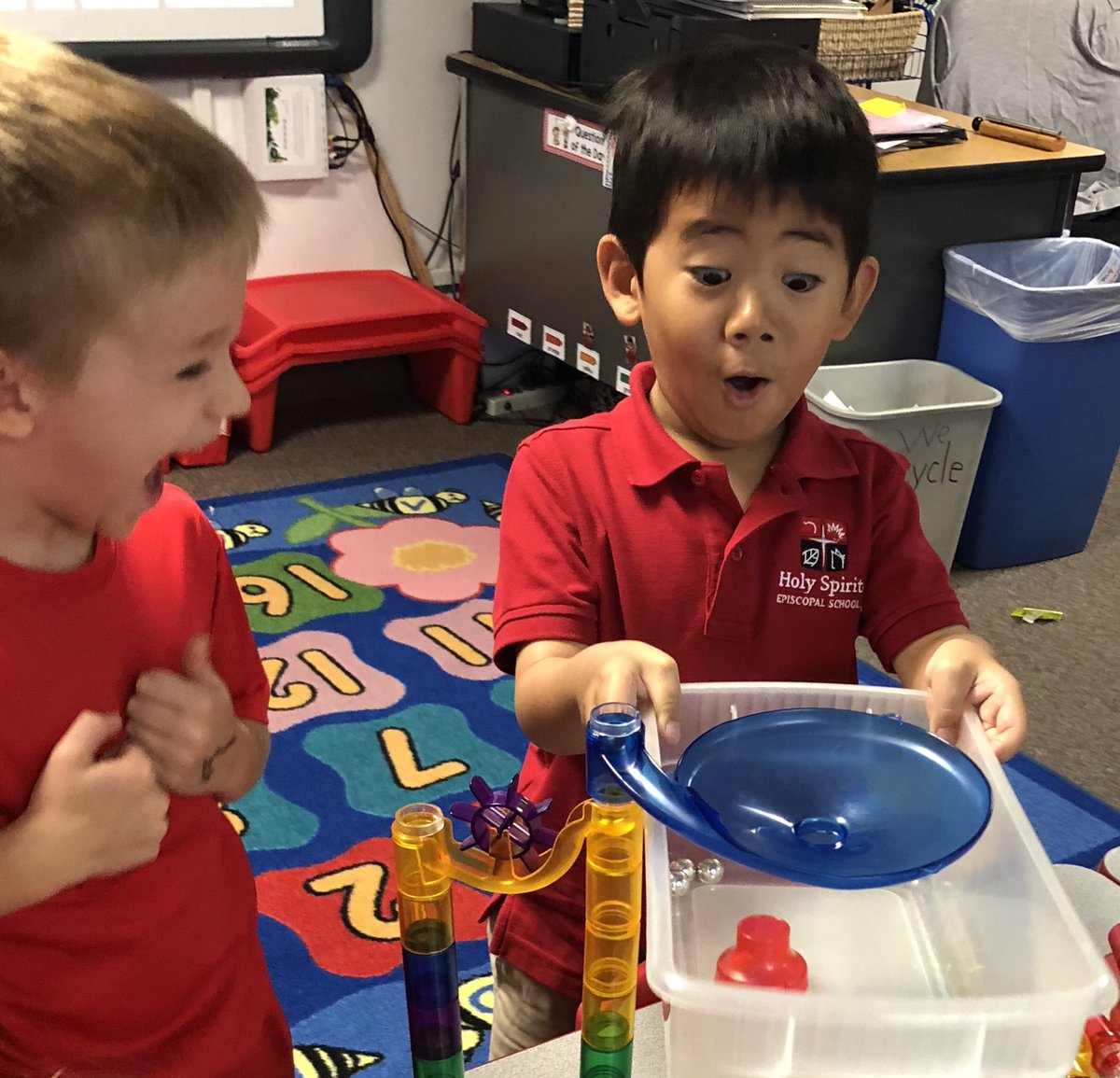 LabrownLindsay's tweet photo. Excitement with STEM bins! #welovehses https://t.co/WMMUltfqoK