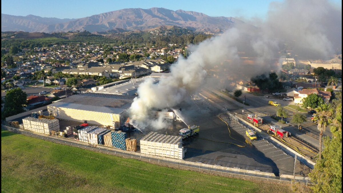 CVRLOSNUNEZ's tweet photo. Santa Paula Fire at Calavo packing house. #Dronin https://t.co/eQRFEAuYXl
