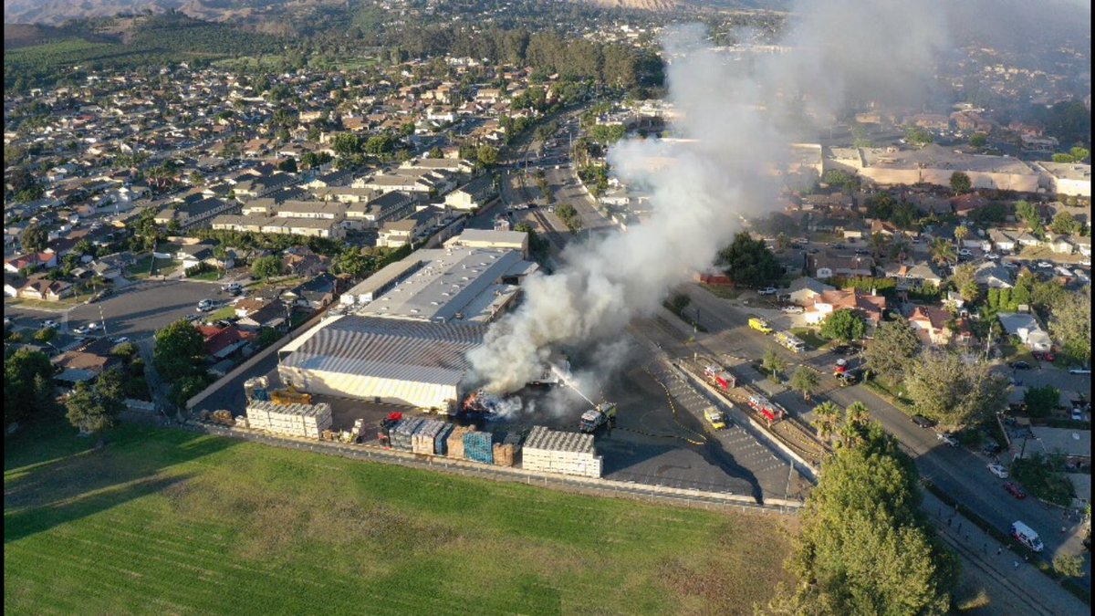 CVRLOSNUNEZ's tweet photo. Santa Paula Fire at Calavo packing house. #Dronin https://t.co/eQRFEAuYXl