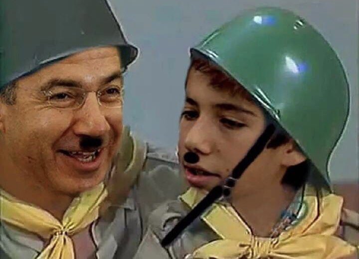 Perro___loco's tweet photo. #CensuraBorolas
—Mire, mijo, así se hace mierda un país.
—Sí pá, explícame el Fobaproa.
—Sí, pero pon atención, se trata de convertir deuda privada, en pública… https://t.co/GND36fjwp0