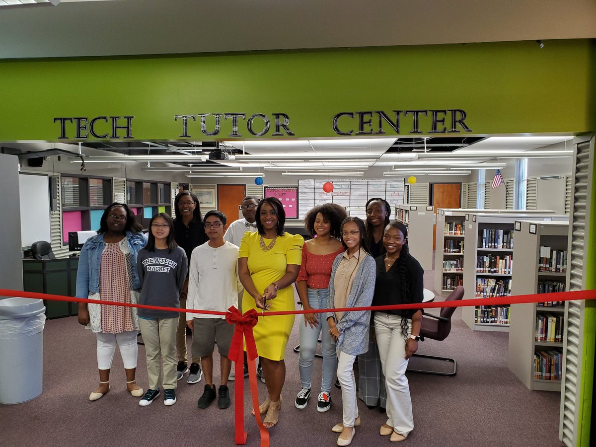 BrewTechMagnet's tweet photo. The Brewbaker Technology Magnet High School Library Media Center held a ribbon cutting ceremony to celebrate the opening of the new Tech Tutor Center. #BrewTechMagnet @MPSAL #MPSMovingForward @DegaSuper https://t.co/nNCNULMOrJ