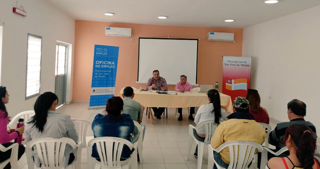 MdeProduccion's tweet photo. #Metán Grupo de mujeres emprendedoras, recibieron asesoramiento para constituir una Coope de Trabajo 👩🏻🍳🥘
También se asesoro a los Consejos de Administración de "Pertenecer" e "Independencia Gaucha" en 📚 administrativos-contables con la postulación a REDLES. #OLCSalta https://t.co/kLRGYAO1ZT