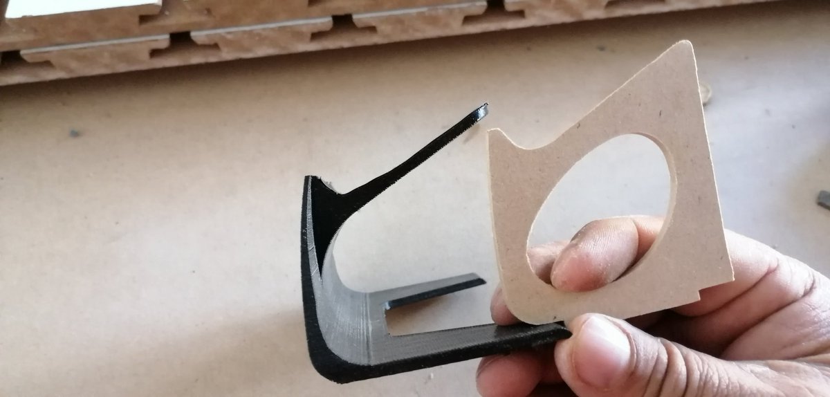 MEX_RANGER's tweet image. I had a free time in my workshop and I love how the controller holder looks, so I made my own new controller holder with the design of my old 3d printed holder #routercnc #crazygeek #woodycraft #conteollerholder