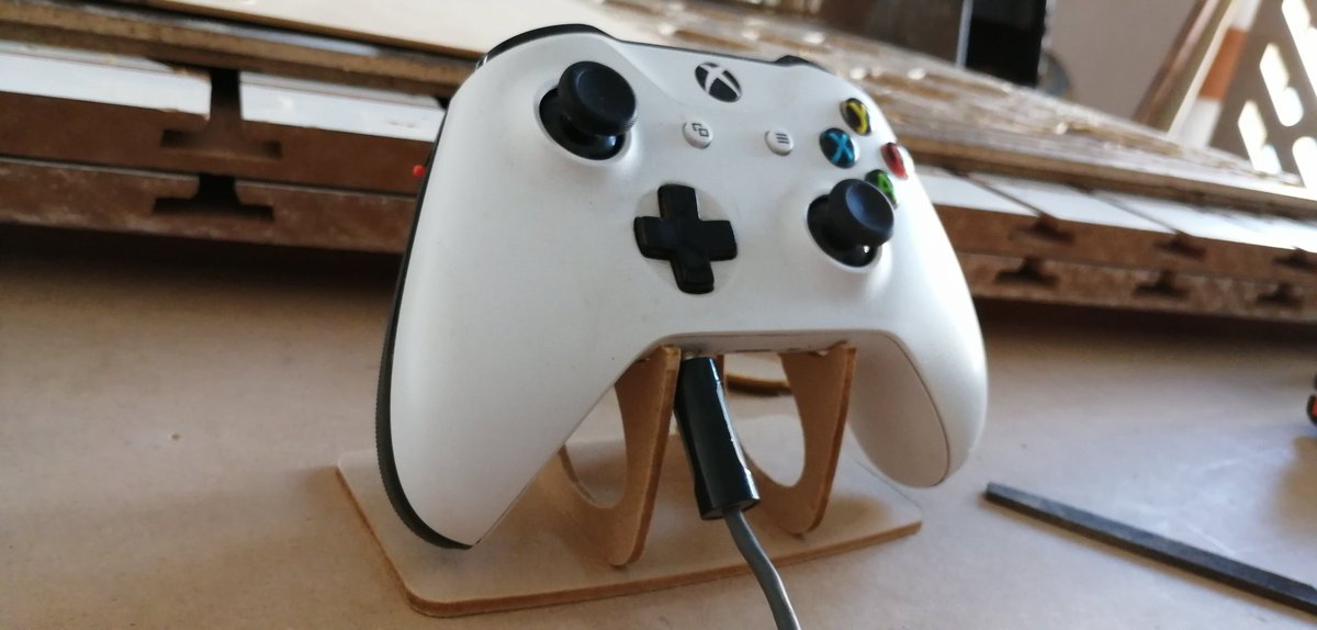 MEX_RANGER's tweet image. I had a free time in my workshop and I love how the controller holder looks, so I made my own new controller holder with the design of my old 3d printed holder #routercnc #crazygeek #woodycraft #conteollerholder