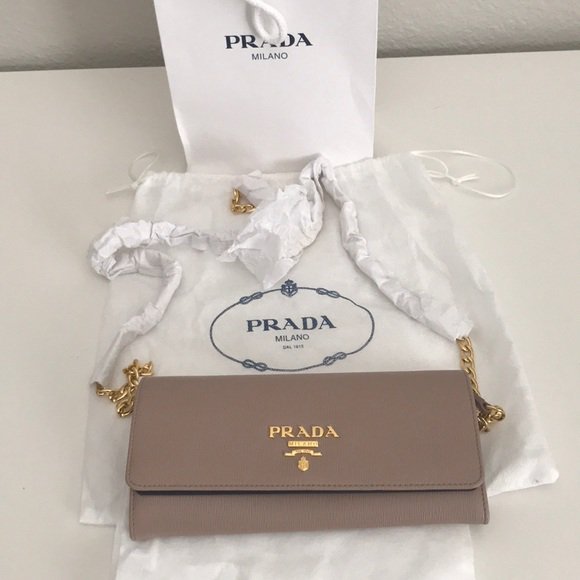 DzzyLily's tweet photo. So good I had to share! Check out all the items I'm loving on @Poshmarkapp #poshmark #fashion #style #shopmycloset #toryburch #prada #belledujour: https://t.co/2SF1LG5PU4 https://t.co/48PyW17wPE