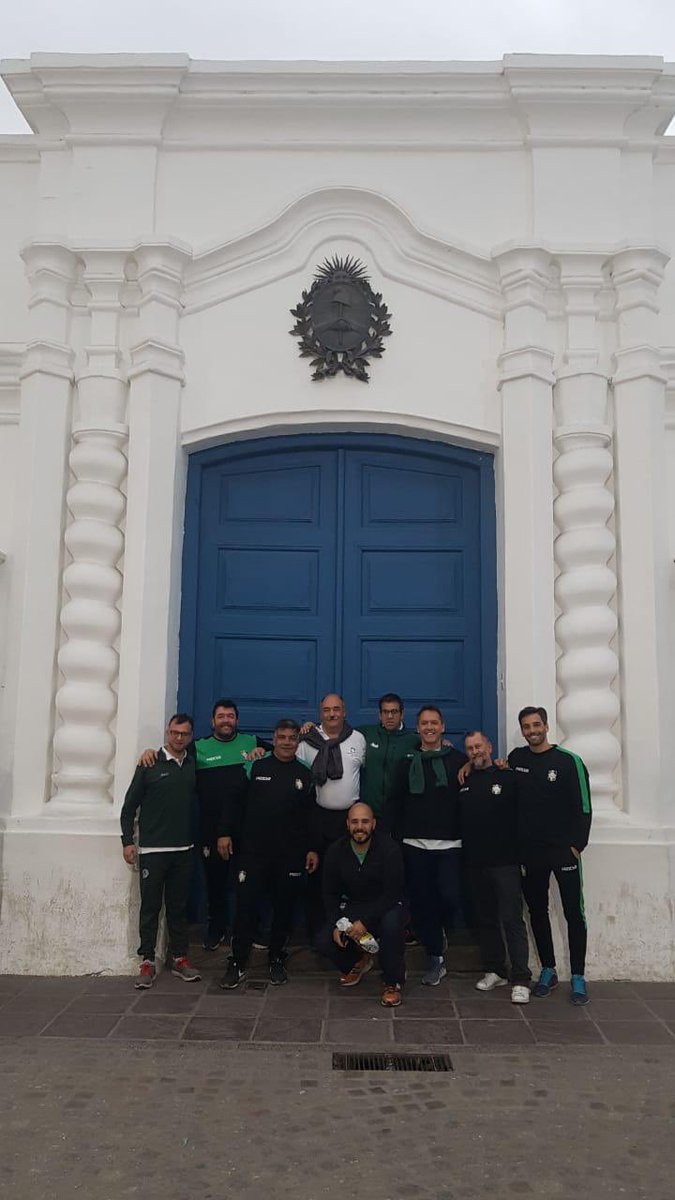 Esto es GENIAL. 
En Tucumán coincidieron -juegan mañana- Duendes y Jockey. 
Los managers, PFs, médicos y Kinesiologos, juntos en la Casa de Tucumán. Maravilloso. 😃👏🏽