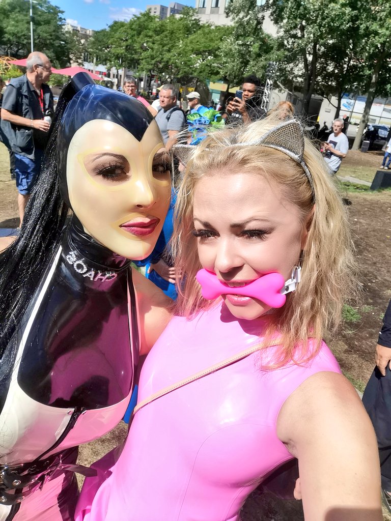 UKCuteGirlLucy2's tweet photo. Lots of fun at the @fetishweekend #kinky picnic today with so many lush peeps like @constance_chaos. Me and @Confess2MissZoe have gone for super bright colours today 😈😁❤️
#latex #latexfetish #latexfashion #fetishmodel #shinyclothing https://t.co/SEDlKaZRWo