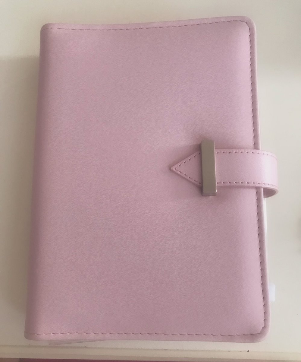 ピロ Twitterissa ダイソーのピンクのシステム手帳 B6サイズ セブン セーラームーンのスライダーポーチがピッタリ