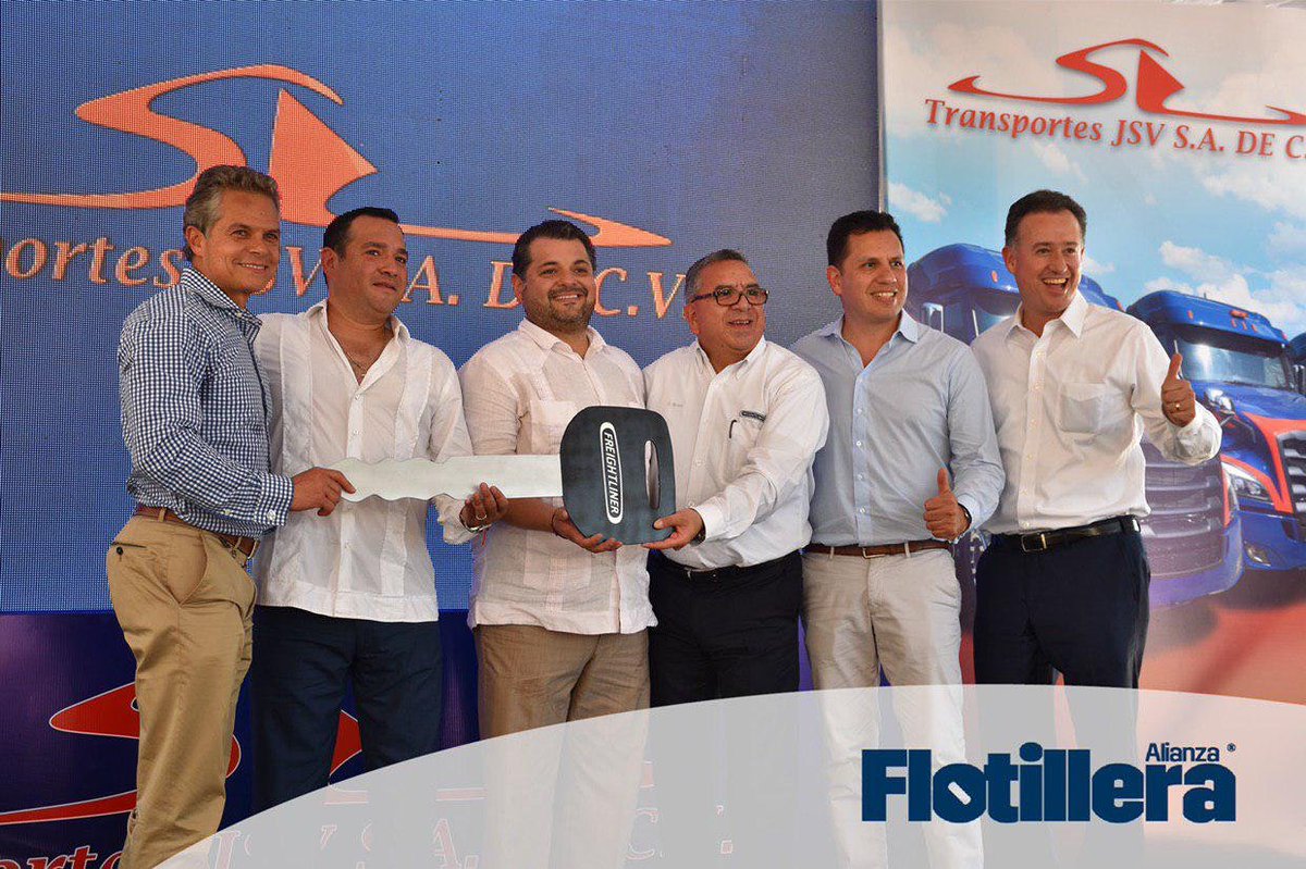 Flotillera's tweet image. #DaimlerMéxico y la distribuidora @zapatacamiones  entregaron 50 unidades del Nuevo #Cascadia a #TransportesJSV, uno de los principales proveedores de servicios de transporte de hidrocarburos en la región Noreste del país.