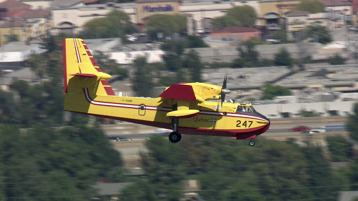 Stu_Mundel's tweet photo. Van Nuys the SUPER SCOOPERs are back in town!! It’s like an unofficial end of summer as they arrive to help fight brush fires through our fire season. Watched as they landed at Van Nuys for the first time this season. I personally love these guys!! ❤️ 🇨🇦 @KCBSKCALDesk https://t.co/BErFBWTjdl
