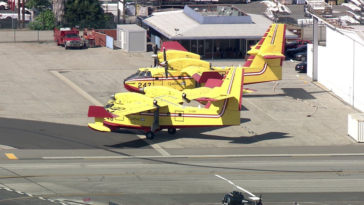 Stu_Mundel's tweet photo. Van Nuys the SUPER SCOOPERs are back in town!! It’s like an unofficial end of summer as they arrive to help fight brush fires through our fire season. Watched as they landed at Van Nuys for the first time this season. I personally love these guys!! ❤️ 🇨🇦 @KCBSKCALDesk https://t.co/BErFBWTjdl
