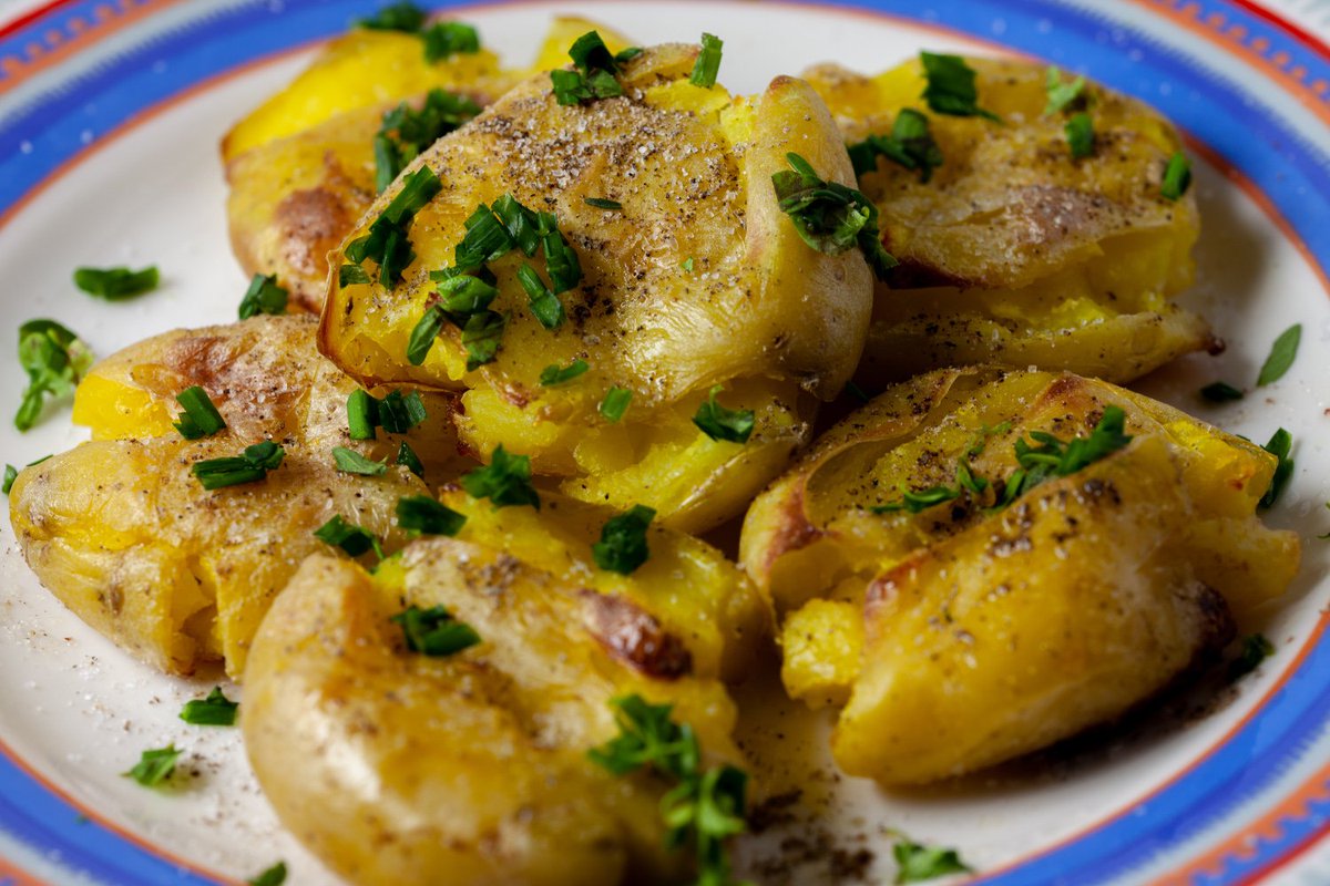 MASAHITOSATO1's tweet image. 押しつぶしジャガイモのロースト
小じゃが（新じゃがなど）をレンジでチンした後、熱々を我慢しつつ手でブチっと圧し潰してオーブンで焼く。焦げ具合は好み。皮はパリパリ、なかはフカフカ/クリーミー。潰しただけで絶品焼きじゃがに！手づかみでガブッといくのが私の好み。
＃ジャガイモ
＃ロースト