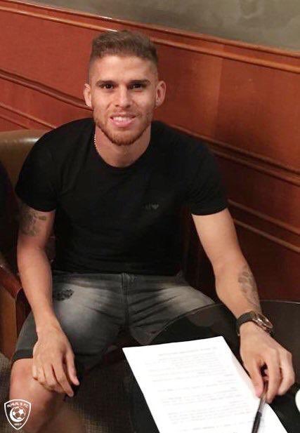 Cuellar assinando contrato
