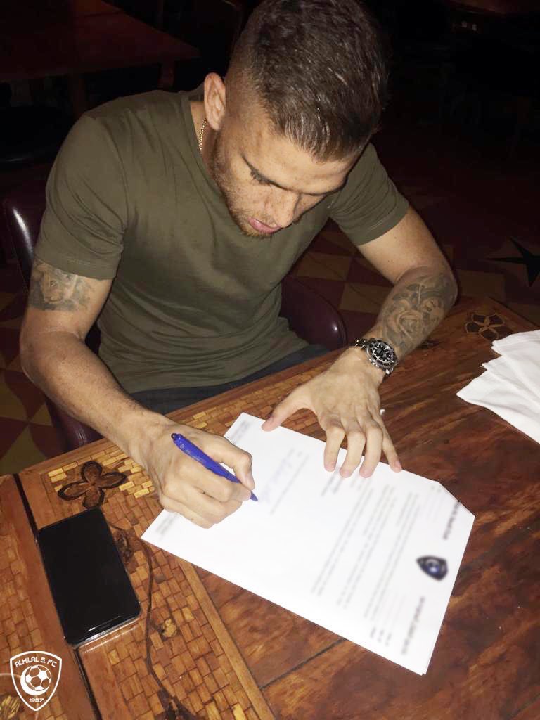 Cuellar assinando contrato 2