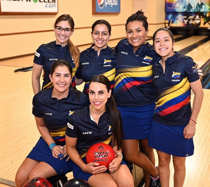OriosDeportes's tweet photo. ¡AÑO DE ENSUEÑO PARA LAS DEPORTISTAS COLOMBIANAS!

Juliana Franco, @juguelo, @anggieramirez, Laura Plazas, @MariaJoseRodri y @RocioRestrepo se coronaron CAMPEONAS por equipos en el MUNDIAL Femenino de Bowling que se disputa en Las Vegas🇺🇸.

¡ORGULLO COLOMBIANO!💛💙❤️ https://t.co/kfZ4f9bRT3