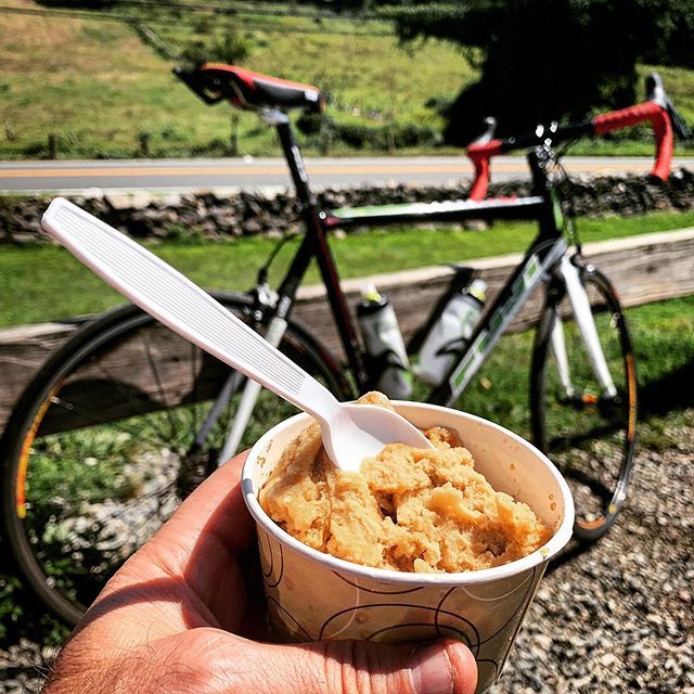 DougRozen's tweet photo. 65 miles today but really an excuse to bike to @ferrisacrescreamery... 🚴‍♂️➡️🍦 Weston > Easton > Monroe > Shelton > Derby > Ansonia > Riverside > Stevenson > Sandy Hook > Newtown > Reading > Weston #100k #CTfondo #bikeCT https://t.co/ACySWqMZmZ