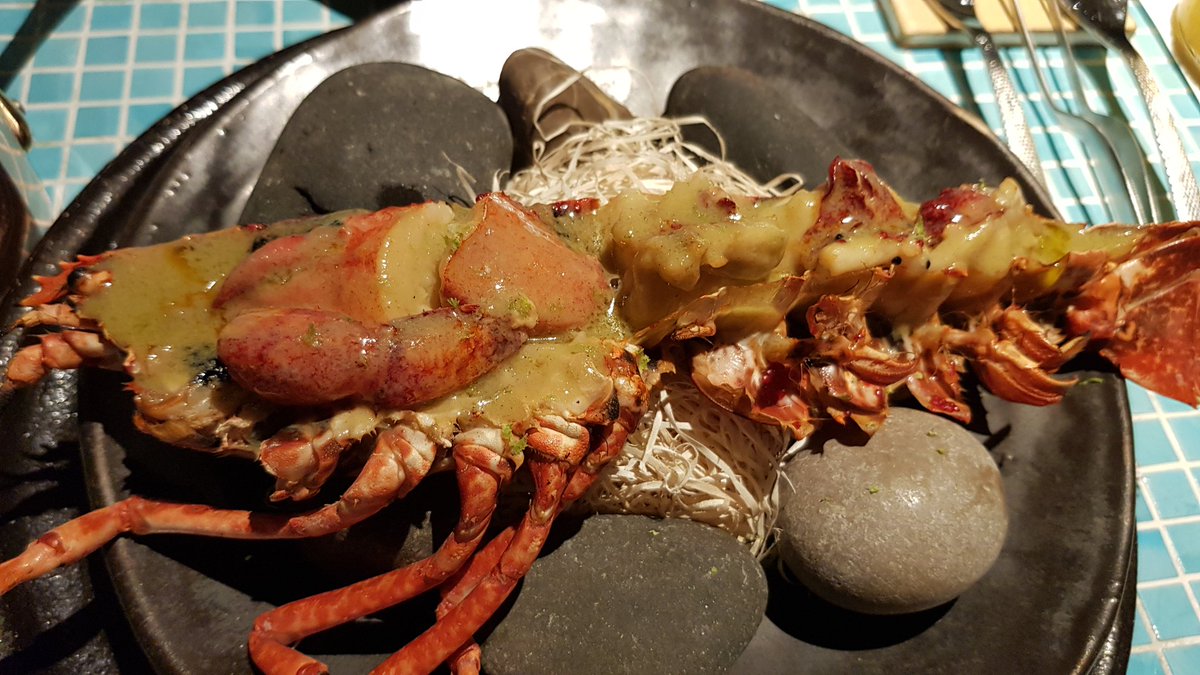 Grandes y suculentos bocados en @HojaSantaRest La alta cocina como la entiendo. La cocina mejicana como m gusta.<a href="/PacoMendezV/">Paco Méndez</a> toma sus distancias respeto a la tradición d su país evitando caer en la fine-dining. La excelencia estriba en esta doble"traición".Lo explicaré en un post