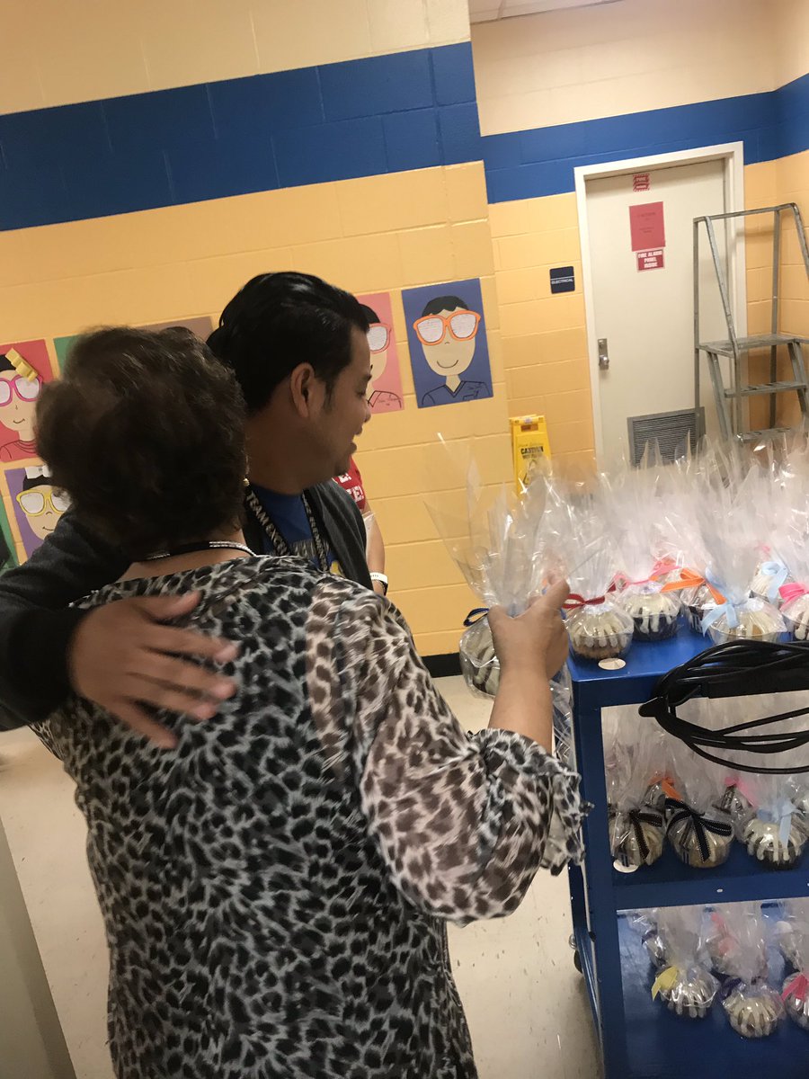 NLPerez3's tweet photo. When Principal @emec44 begins with the natural feeling that he wants to serve, to serve first at @SanchezES_HISD.  His actions brings one to aspire to lead. Thank you! #LeadingByExample #ServantLeadership  #TeacherAppreciation 👏👏👏👍👍👍🤗🤗🤗 https://t.co/Q78ePX2noK