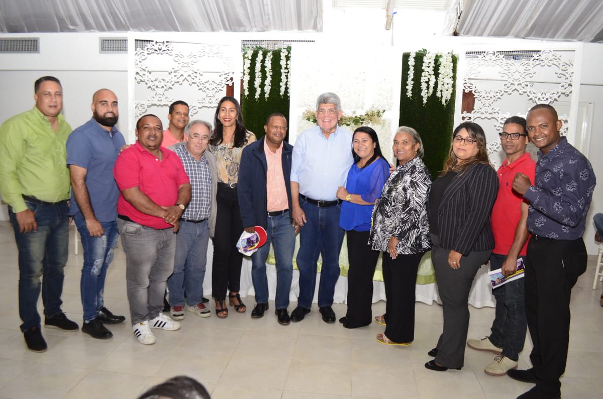 PrensaFernandoR's tweet photo. @FernandoRosaRD agradece a los aspirantes a regidores de @PLDenlinea @PLDStgo , tras concluir exitosa asamblea. https://t.co/MYuTf9zxO8
