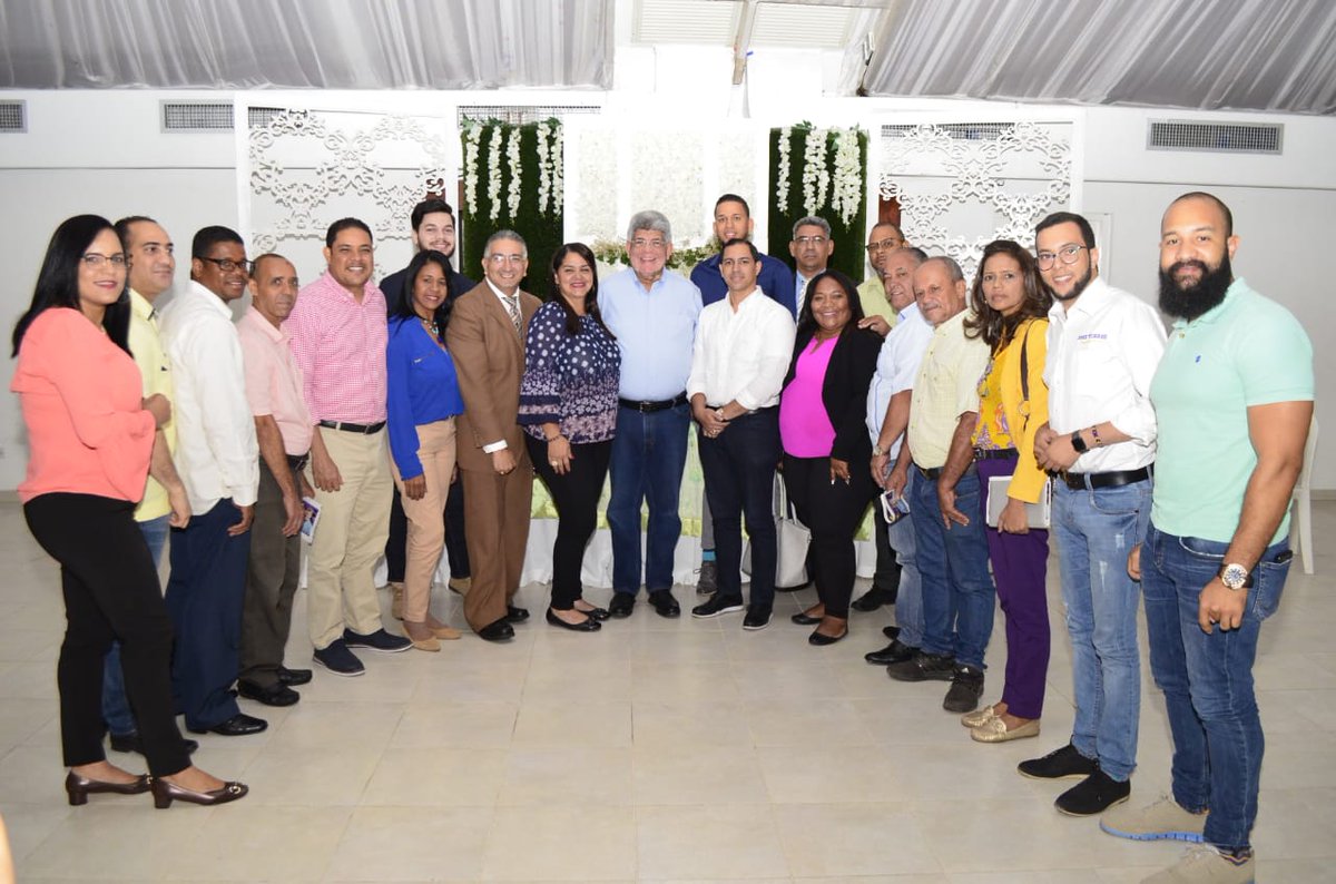PrensaFernandoR's tweet photo. @FernandoRosaRD agradece a los aspirantes a regidores de @PLDenlinea @PLDStgo , tras concluir exitosa asamblea. https://t.co/MYuTf9zxO8