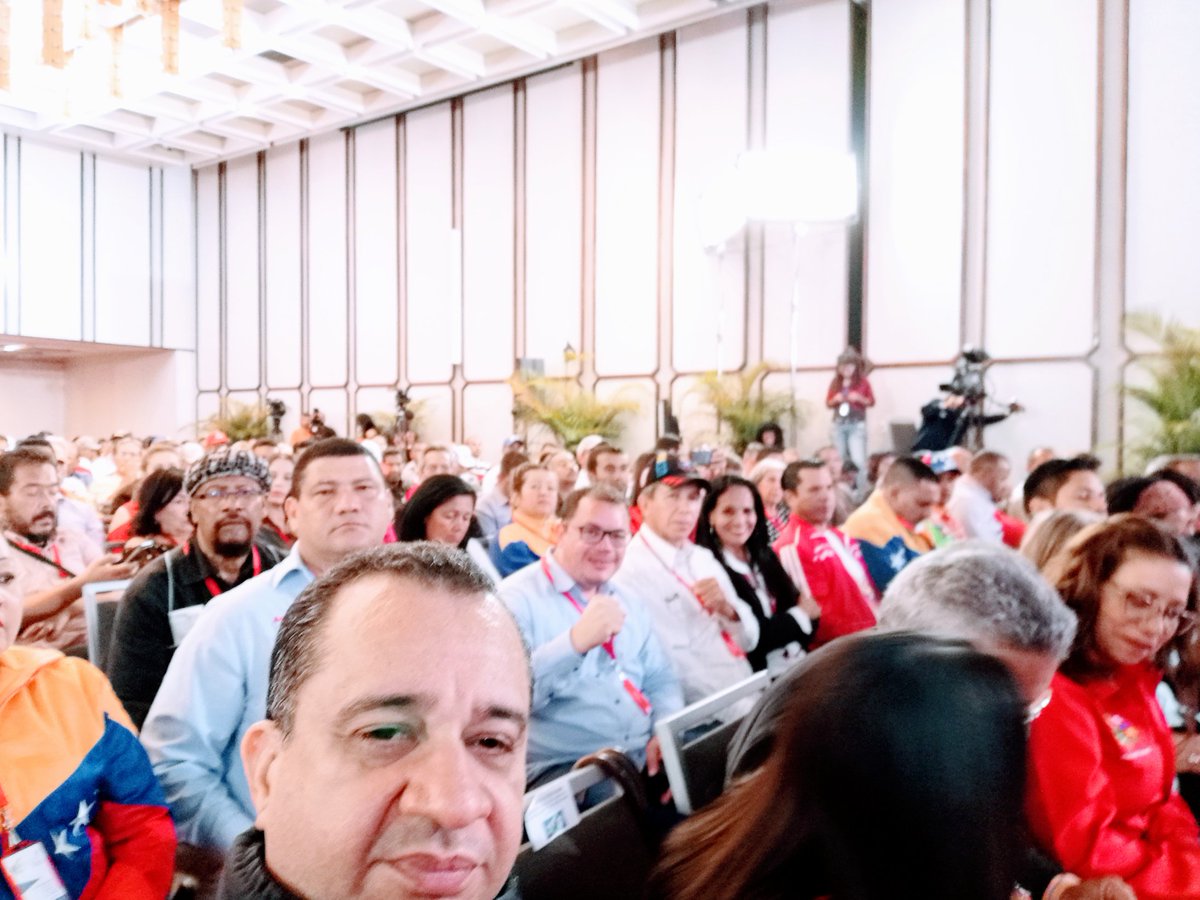 JChavezcarora's tweet photo. @dcabellor instalando el 1er encuentro internacional d trabajadores(as) en #Ccs, con participación d dirigentes sindicales d los 5 continentes en consonancia con lo aprobado en el #ForodeSaoPaulo para concretar un plan d lucha en solidaridad con la revolución Bolivariana!! https://t.co/7BCAzrQUWQ