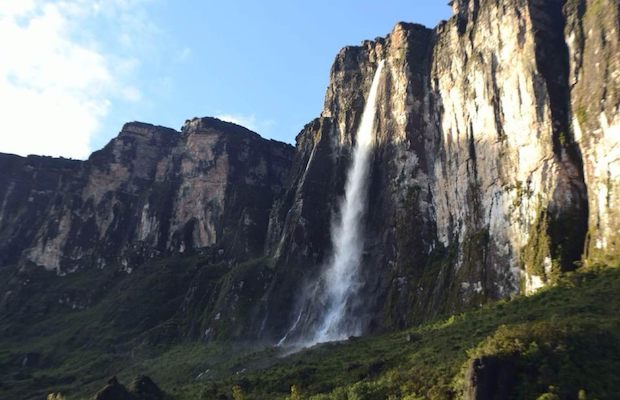 HaimanVZLA's tweet photo. 📍 ¿Sabían que Canaima también tiene una de las caídas de agua más altas de América del Sur?

Es el Salto Cuquenán, con una altura de 674 m de caída ininterrumpida de agua, y que golpea la base del Tepui del mismo nombre

Hasta mañana... 👋 https://t.co/Goi3denxNp