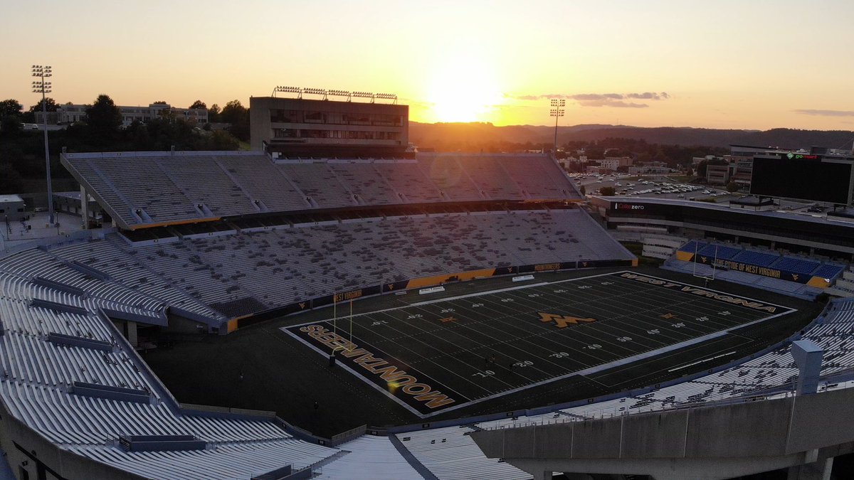 WVUfootball's tweet photo. Our House

#HailWV https://t.co/XNPhVLzoXE
