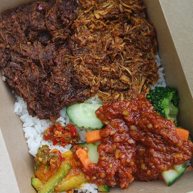 @makatcha_eats dishing up a combo box containing beef rendang, chicken rendang a… lunchesanddinners.sargentorecipes.com/makatcha_eats-…