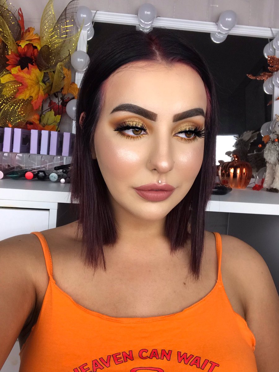 bybritton1's tweet photo. Ya’ll these new flex highlighters @milkmakeup came out with are to die for! (Yes I blurred my skin in the pictures but I did not, I REPEAT, did not touch the highlight!!!) you guys all need this highlighter ASAP🤤❤️ #milk #milkcosmetics #flexhighlighter https://t.co/9O68Dh3fDL
