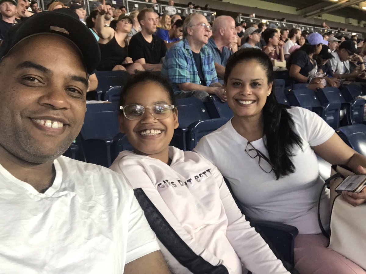 Luis_M_D's tweet photo. Family time at the game #Yankees https://t.co/fbTN9h5PAc