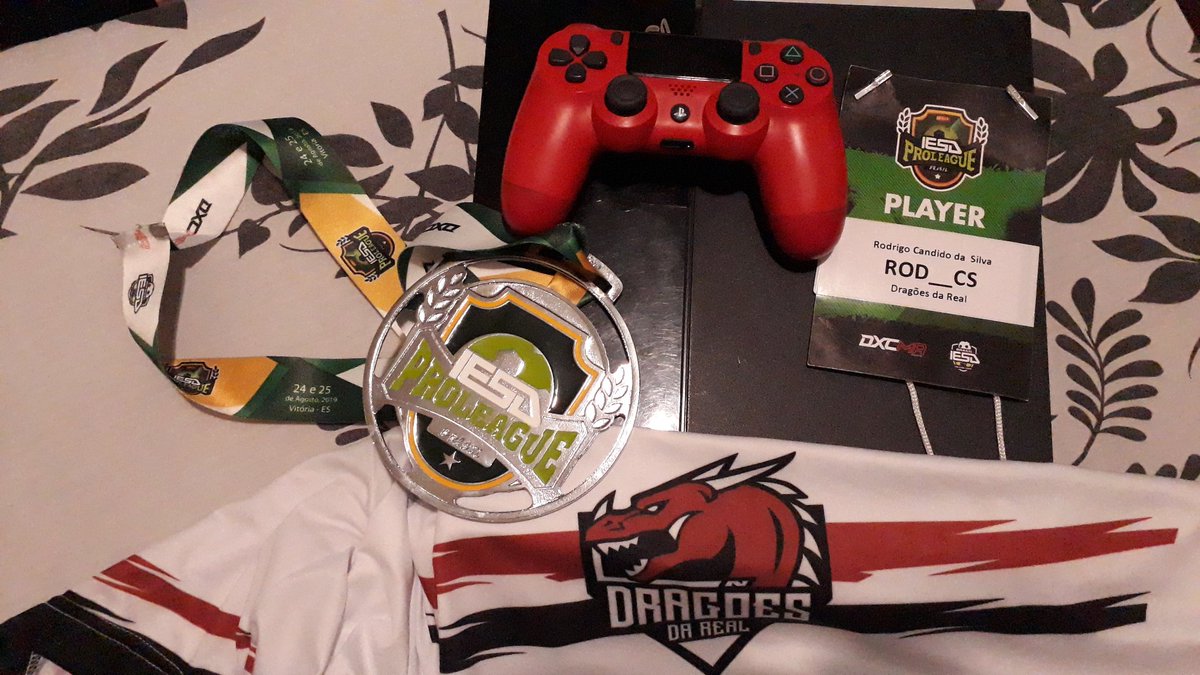 Rod__CS's tweet photo. No último final de semana rolou o CAMPEONATO PRESENCIAL DE PRO CLUBS NA @dxcmaoficial. O título não veio, ficou merecidamente com a equipe da Eleven Gaming que nos venceu na final, mas ficamos orgulhosos da campanha como um todo e cientes que voltaremos atrás dessa taça. #GoDDR https://t.co/nFMTNm59wR