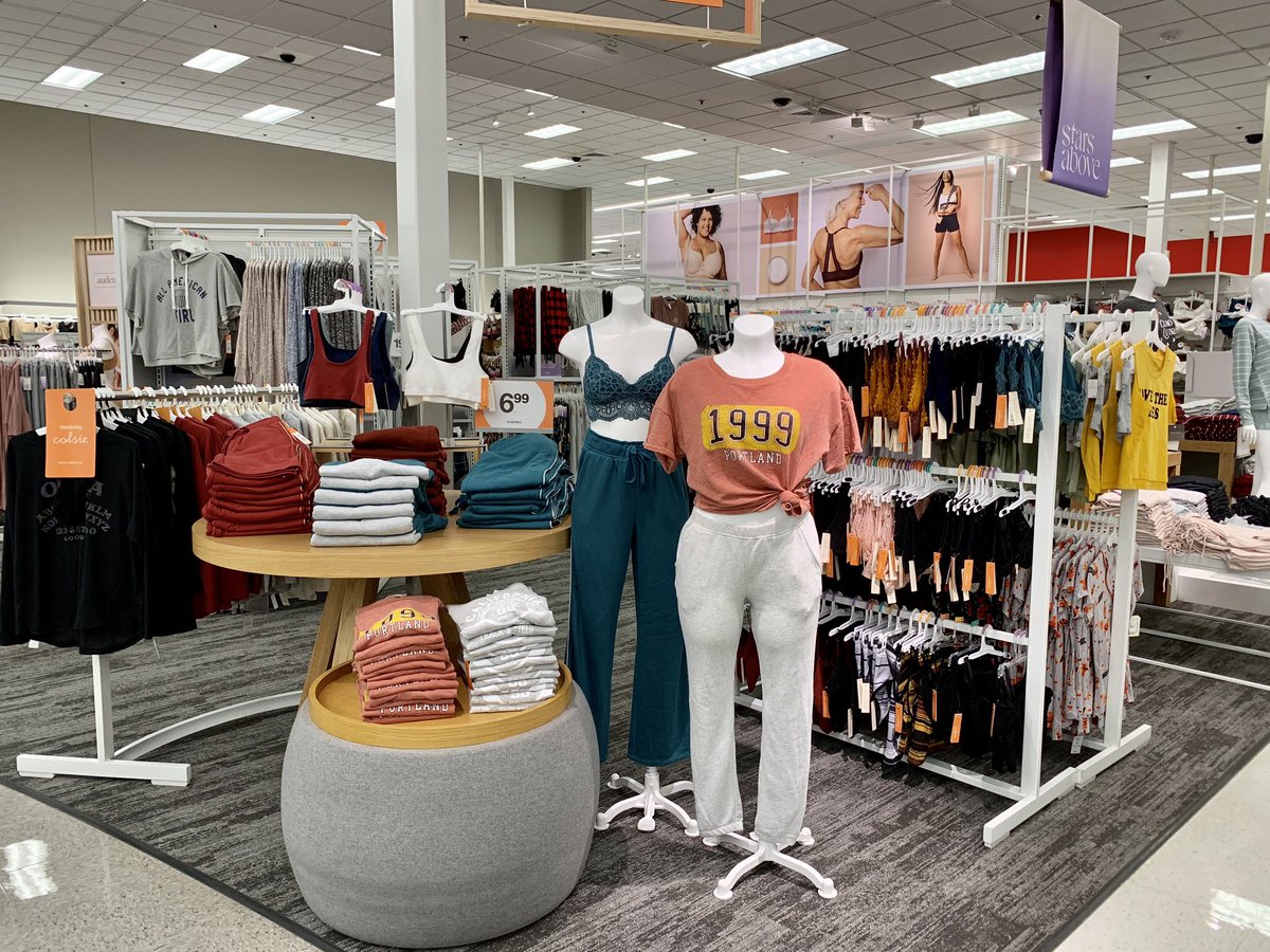 TGTKathrynR's tweet image. Feeling great going into Labor day WKD here at T664... goin’ back to school in style! #bringonthesales @JenieBrisson @JenHatlevig @REOrulz71 @Target_PJ