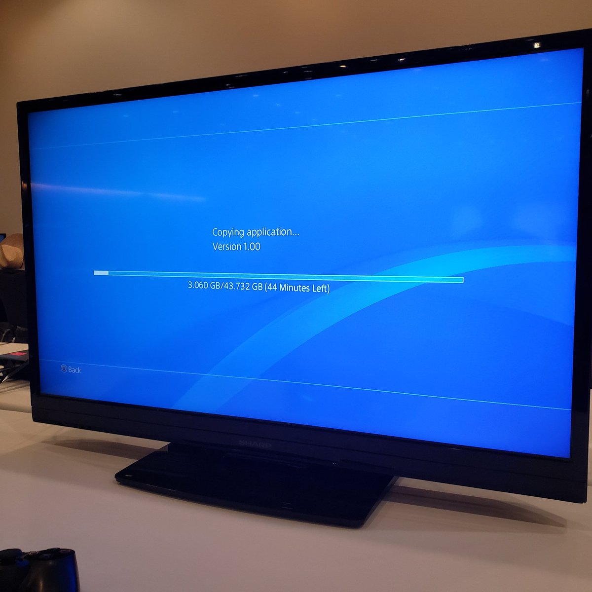 ErinPassmore's tweet photo. Waiting for load times at a free console station at @pax brings back memories... but, like, come on. https://t.co/RQp665CTwl