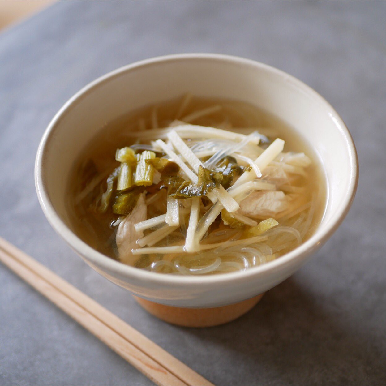 有賀 薫 鶏肉とたけのこの春雨スープ 辣湯絲 という中国のスープの話を本で読み 再現してみました 唐辛子伝来前の中国で使っていたという辛子を混ぜて 高菜の酸味とからしの辛味で酸っぱさと辛味を出すのですが やはりちょっと弱いかな 穏やかな