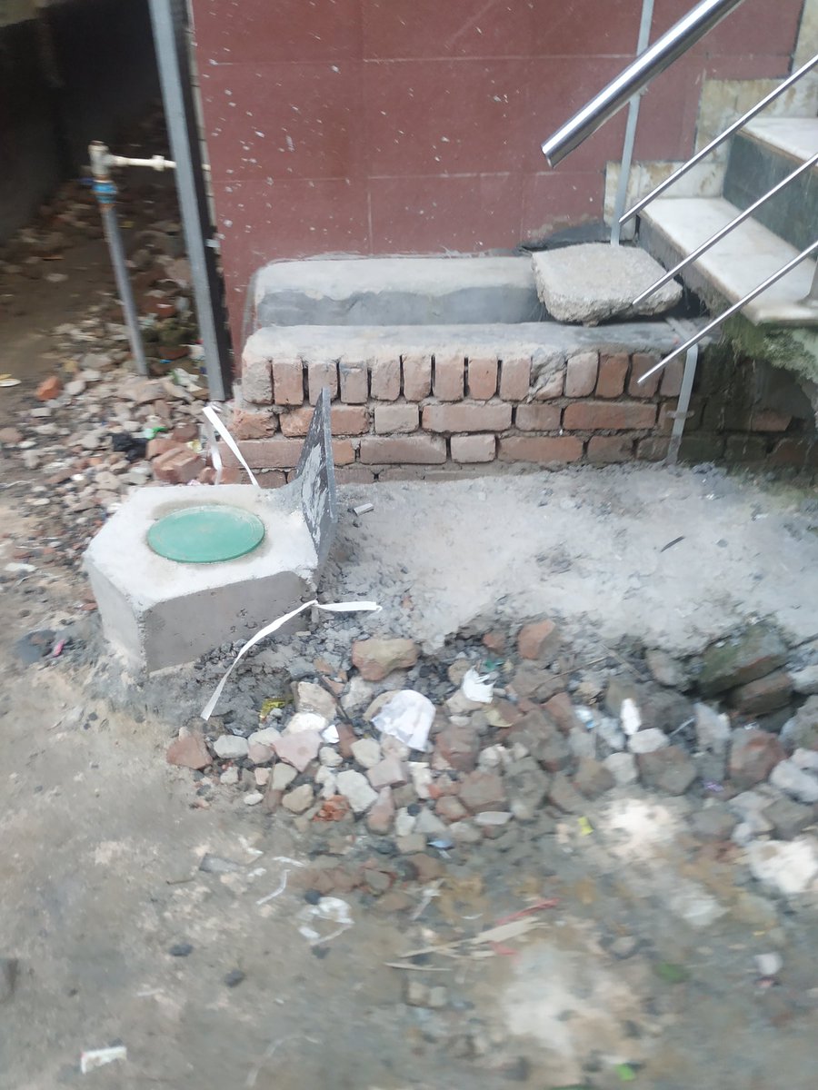 Rajesh_Gnp's tweet photo. @bharatgrover99 @Soni_guptaa @kd15aug @DcClz @NorthDmc @northdelhimayor @PMOIndia @suraiya95 @rsprasad @AmitShah @LtGovDelhi @HMOIndia @TRAI @DoT_India Honorable LG Sir, we would like to inform you that the landlord has been trying to hide the encroachment with some corrupt officials of NDMC overnight. Please look into it and save general people @indSupremeCourt @SupremeCourtIND https://t.co/NBTNAWtJXV